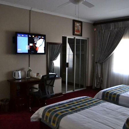 Triple Palms Bed And Breakfast Gaborone Exteriör bild