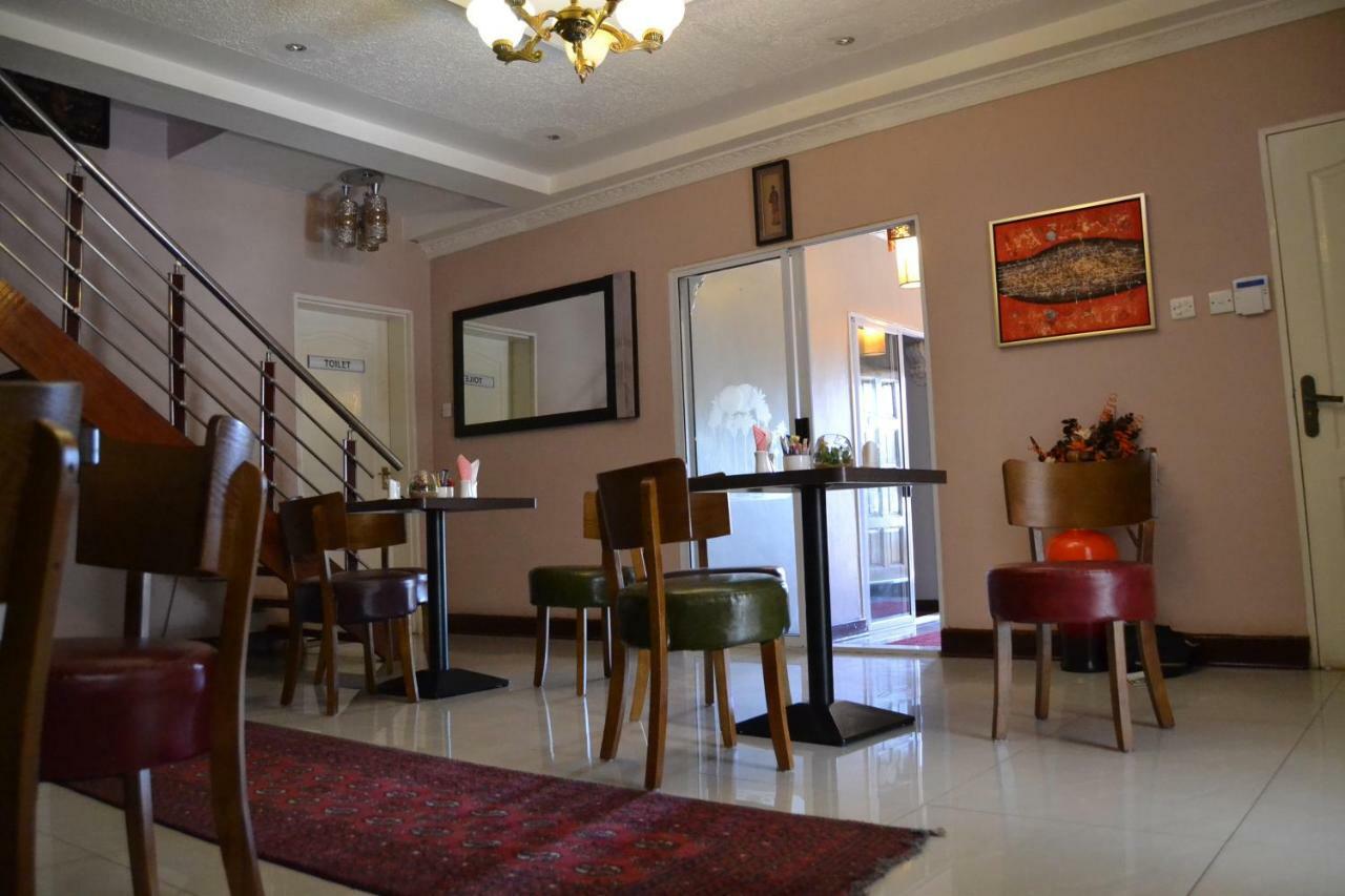 Triple Palms Bed And Breakfast Gaborone Exteriör bild