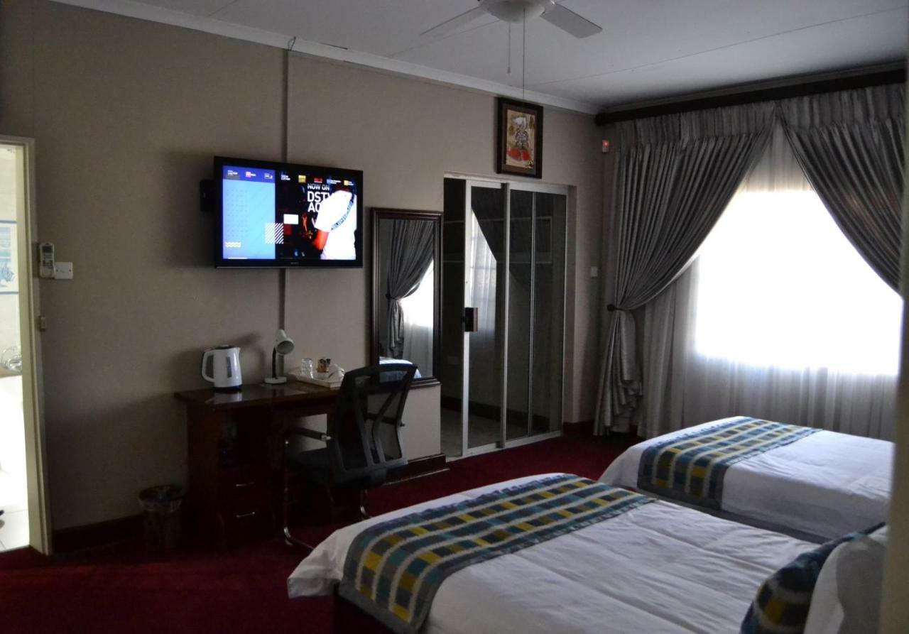 Triple Palms Bed And Breakfast Gaborone Exteriör bild
