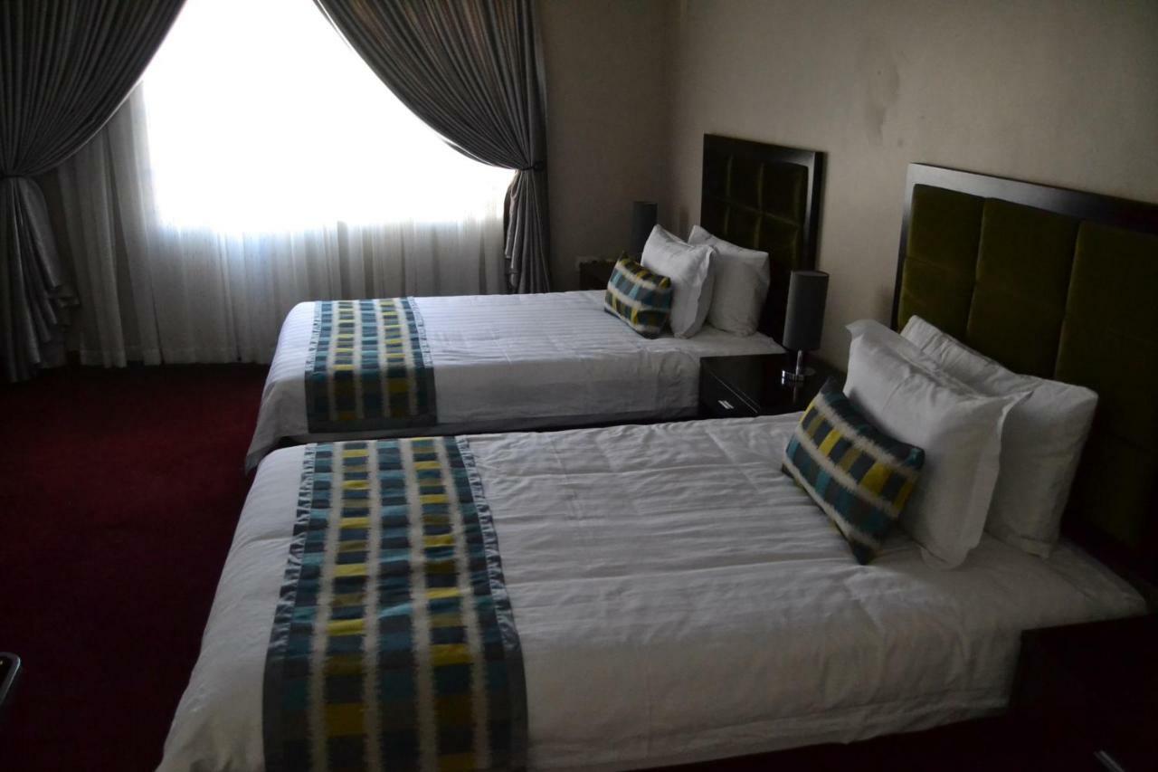 Triple Palms Bed And Breakfast Gaborone Exteriör bild