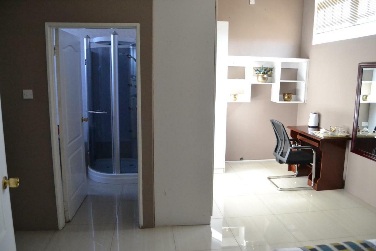 Triple Palms Bed And Breakfast Gaborone Exteriör bild
