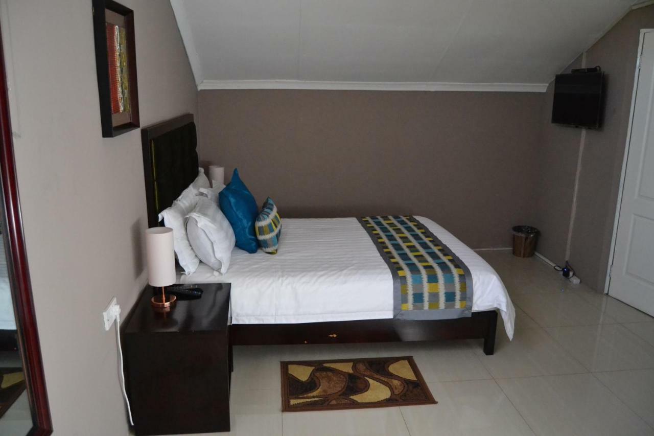 Triple Palms Bed And Breakfast Gaborone Exteriör bild
