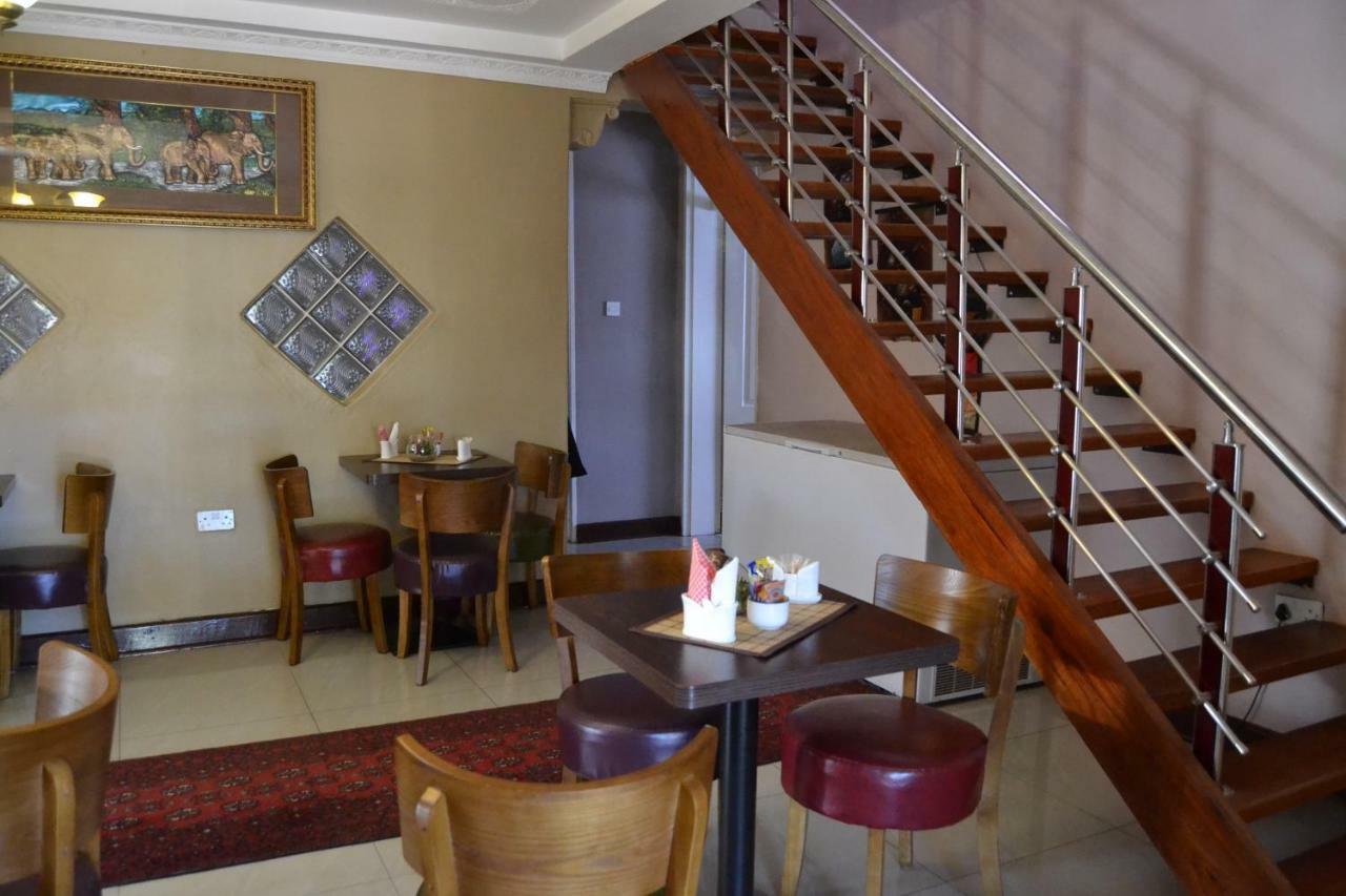 Triple Palms Bed And Breakfast Gaborone Exteriör bild