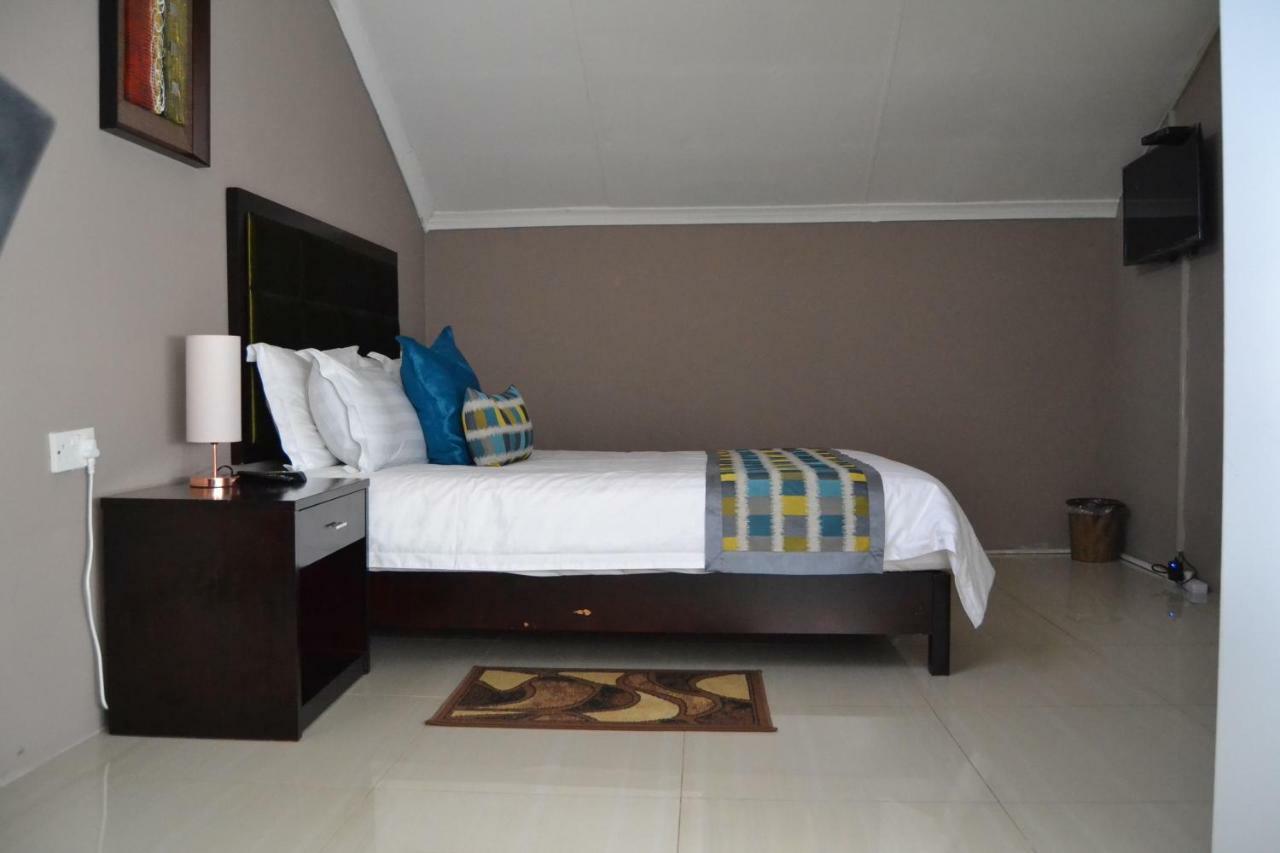 Triple Palms Bed And Breakfast Gaborone Exteriör bild