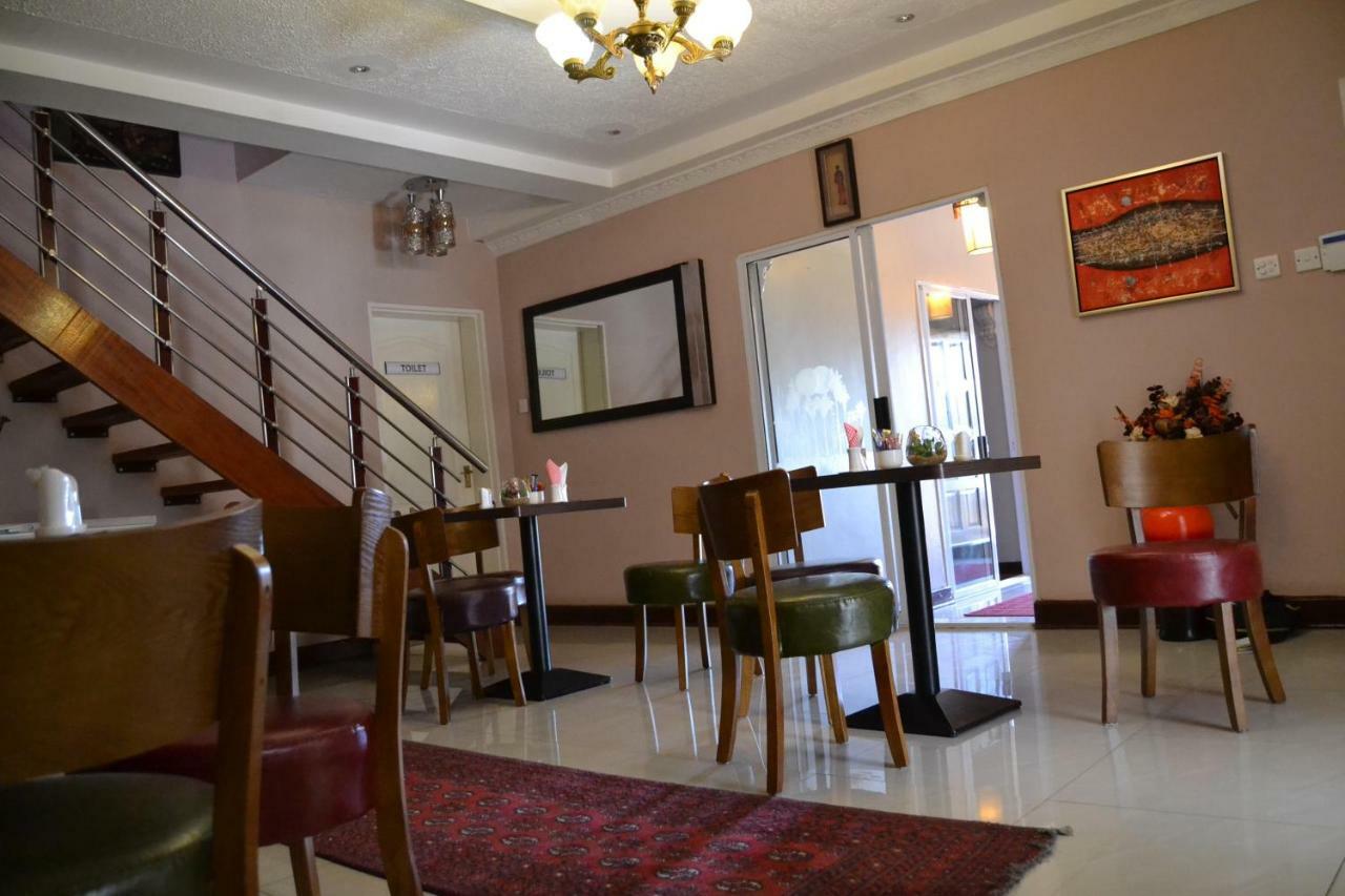 Triple Palms Bed And Breakfast Gaborone Exteriör bild