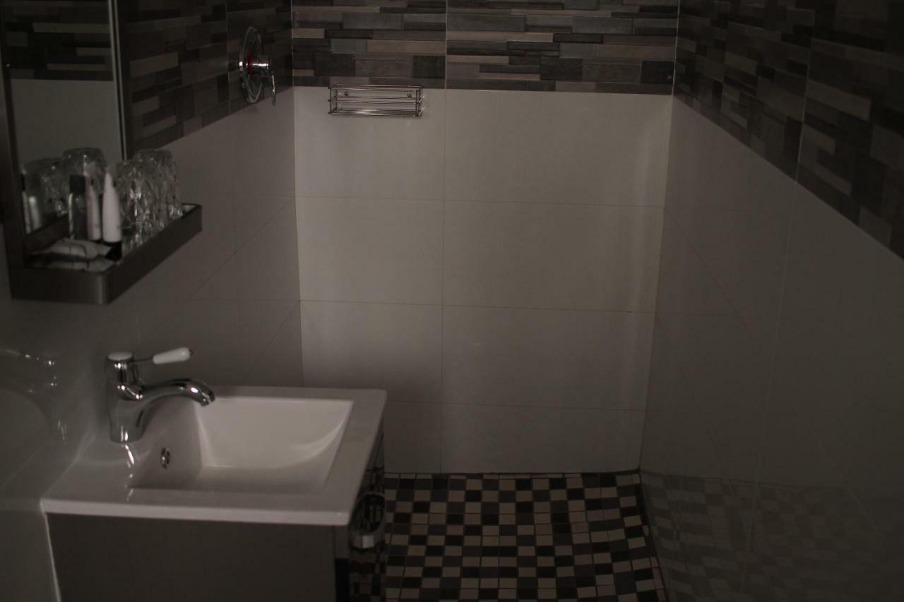 Triple Palms Bed And Breakfast Gaborone Exteriör bild