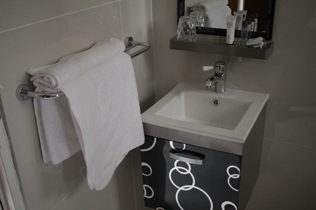Triple Palms Bed And Breakfast Gaborone Exteriör bild