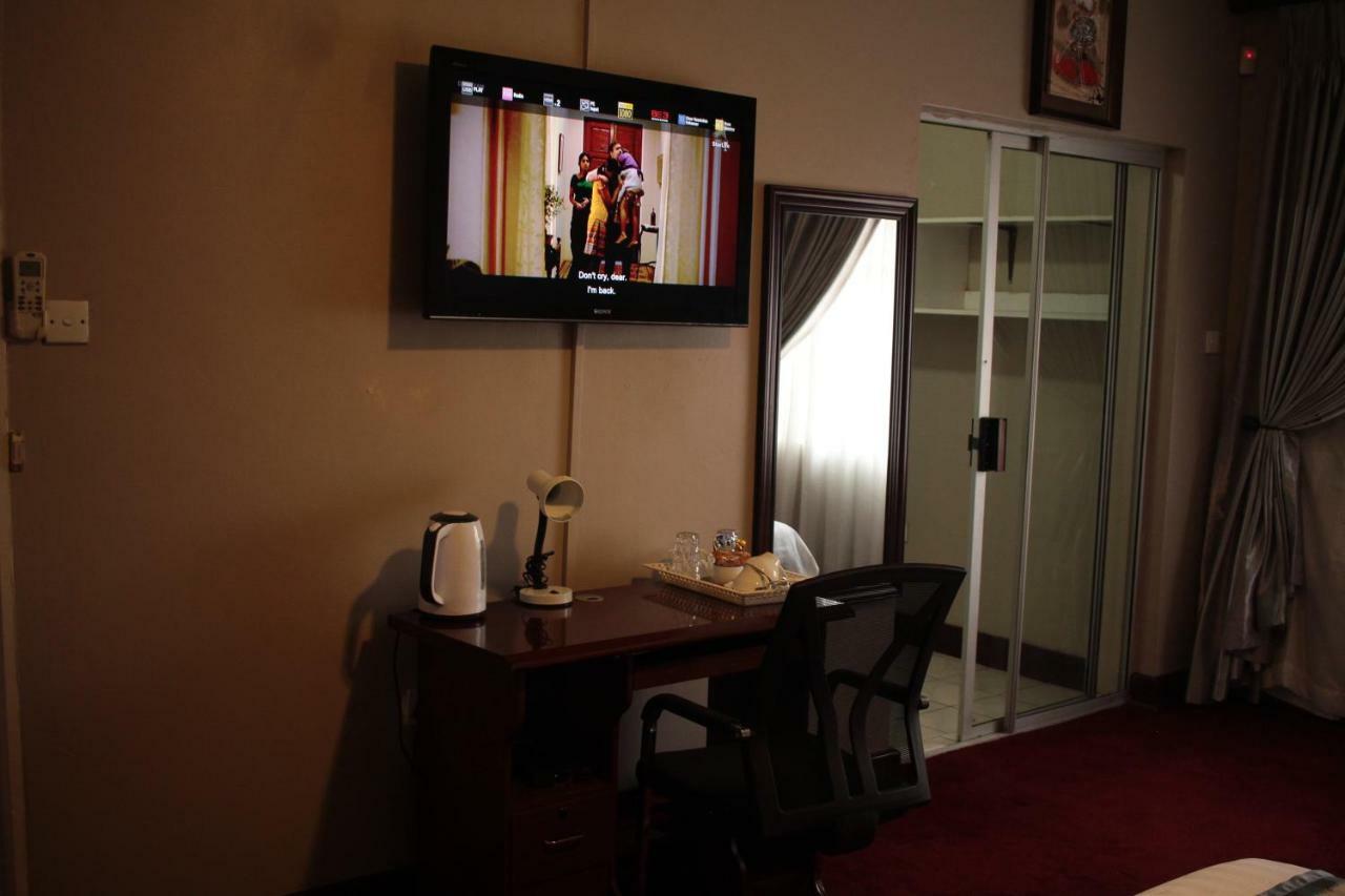 Triple Palms Bed And Breakfast Gaborone Exteriör bild